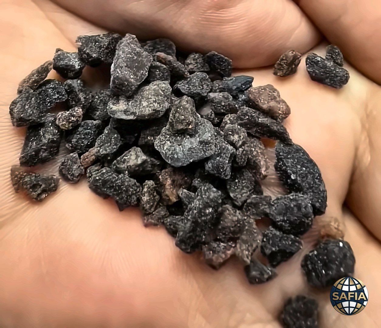 SAFIA black salt (kala namak) — dark crystalline rock salt, coarse lumps, food grade