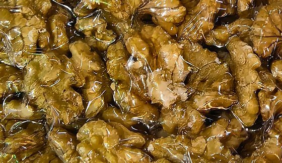 Walnut kernels — light-amber halves and pieces